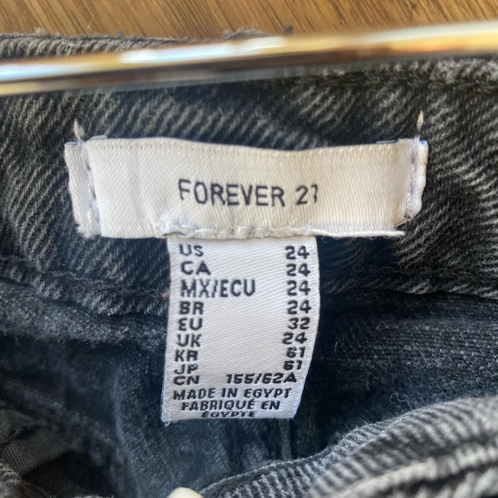 BLACK RIPPED DENIM SHORTS - Picture 3 of 3